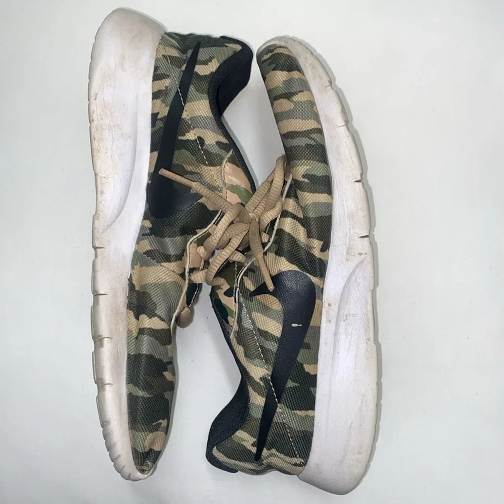 Nike Boys Shoes Green/Kakhi Camo, Whote Sole sz 7Y